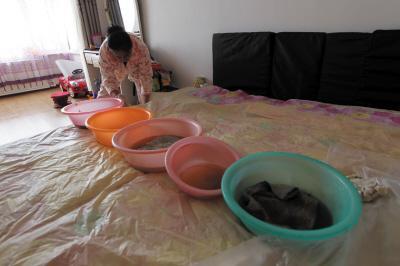 淮北楼上漏水，住户失联，小区没物管，业主维权难！律师来支招……